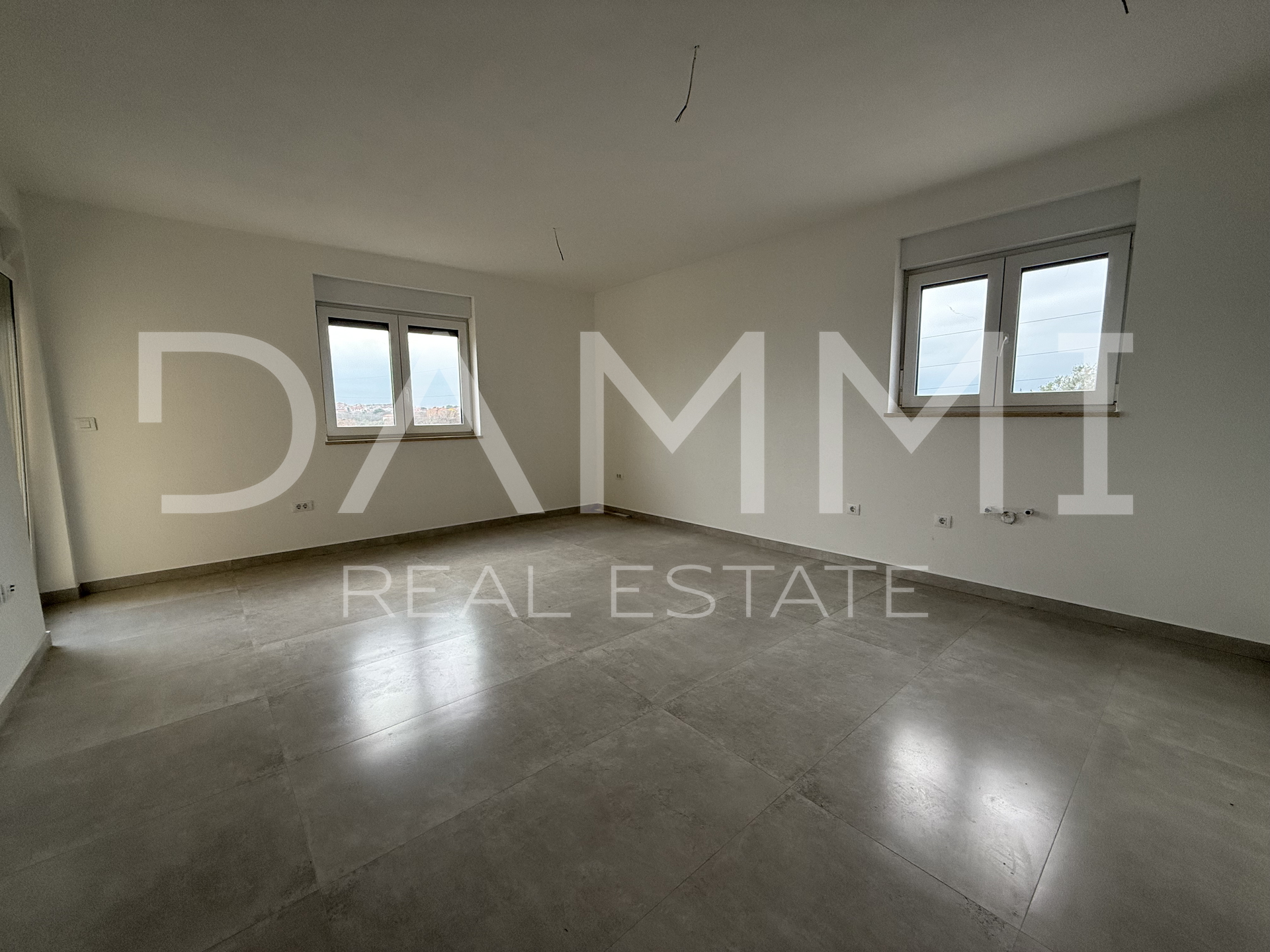 ISTRA, ROVINJ - Stan u prizemlju s dvije spavaće sobe, vrtom i parkingom