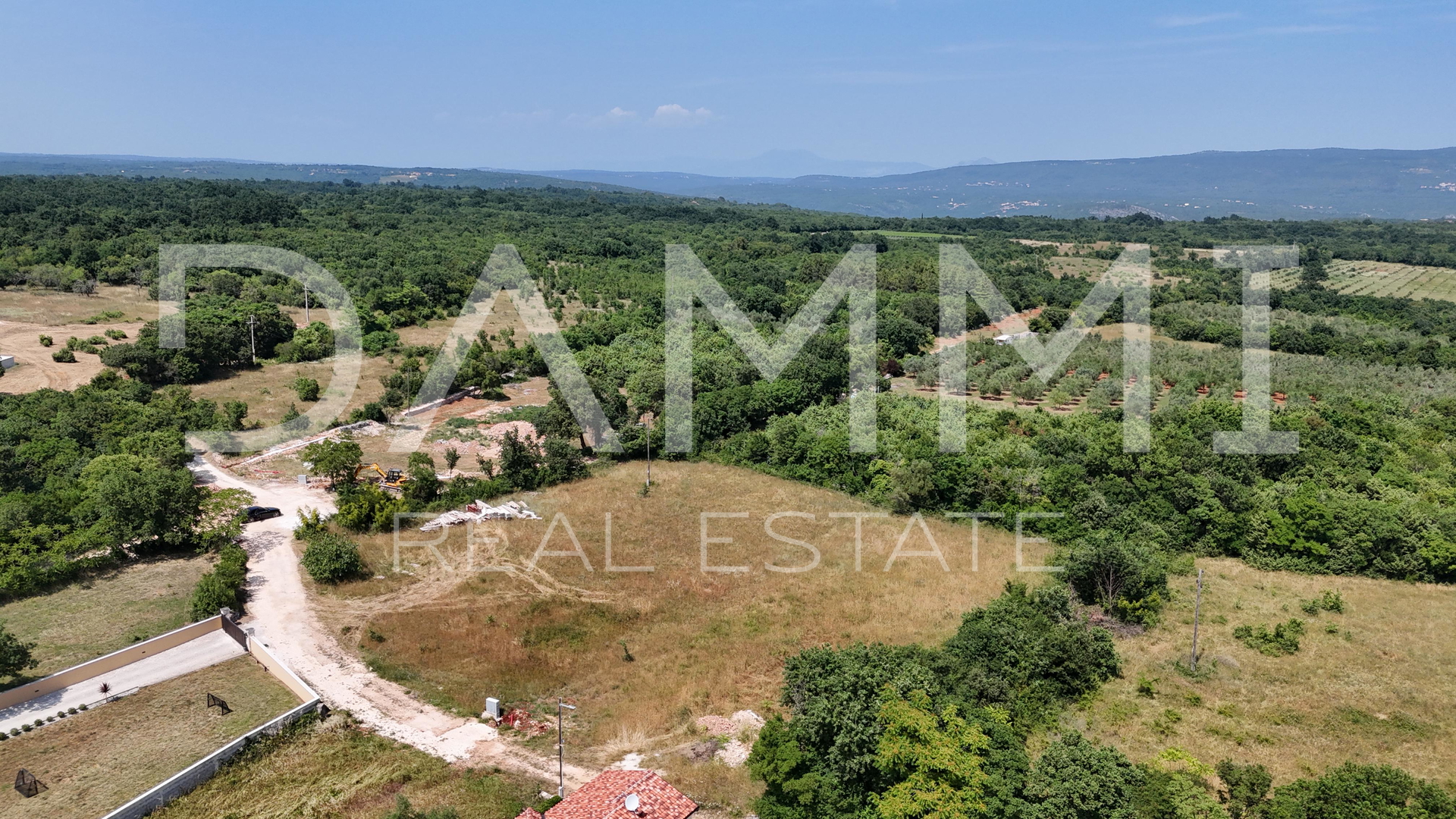 Istra&comma; Krnica&comma; gra&dstrok;evinsko zemlji&scaron;te blizu mora