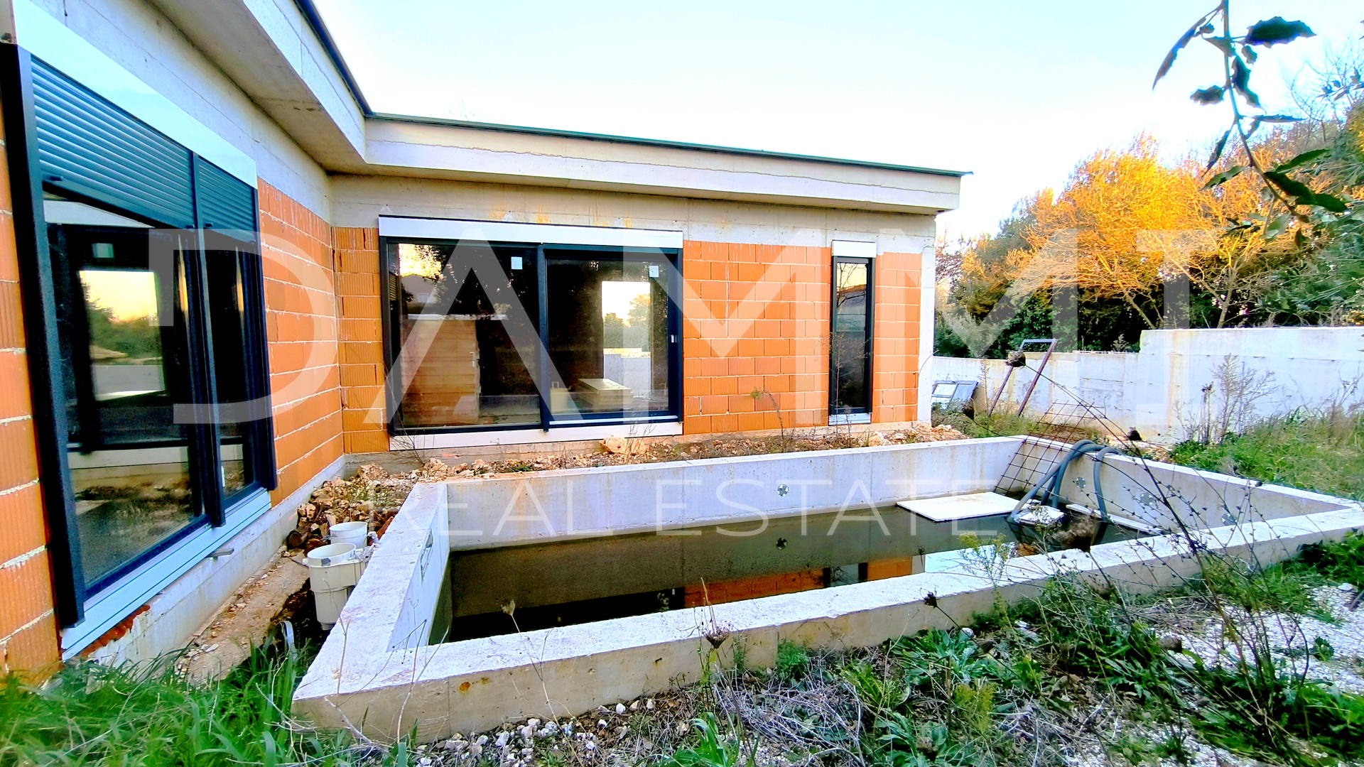 Istra&comma; Li&zcaron;njan - ku&cacute;a sa bazenom u roh-bau fazi