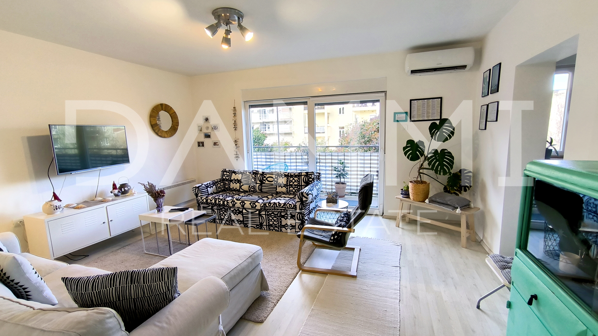 Pula&comma; centro ampio&comma; appartamento trilocale con garage