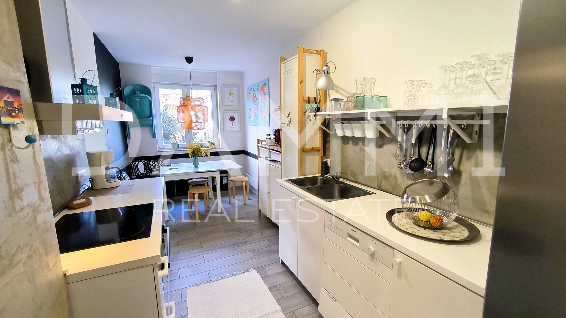 Pula&comma; centro ampio&comma; appartamento trilocale con garage