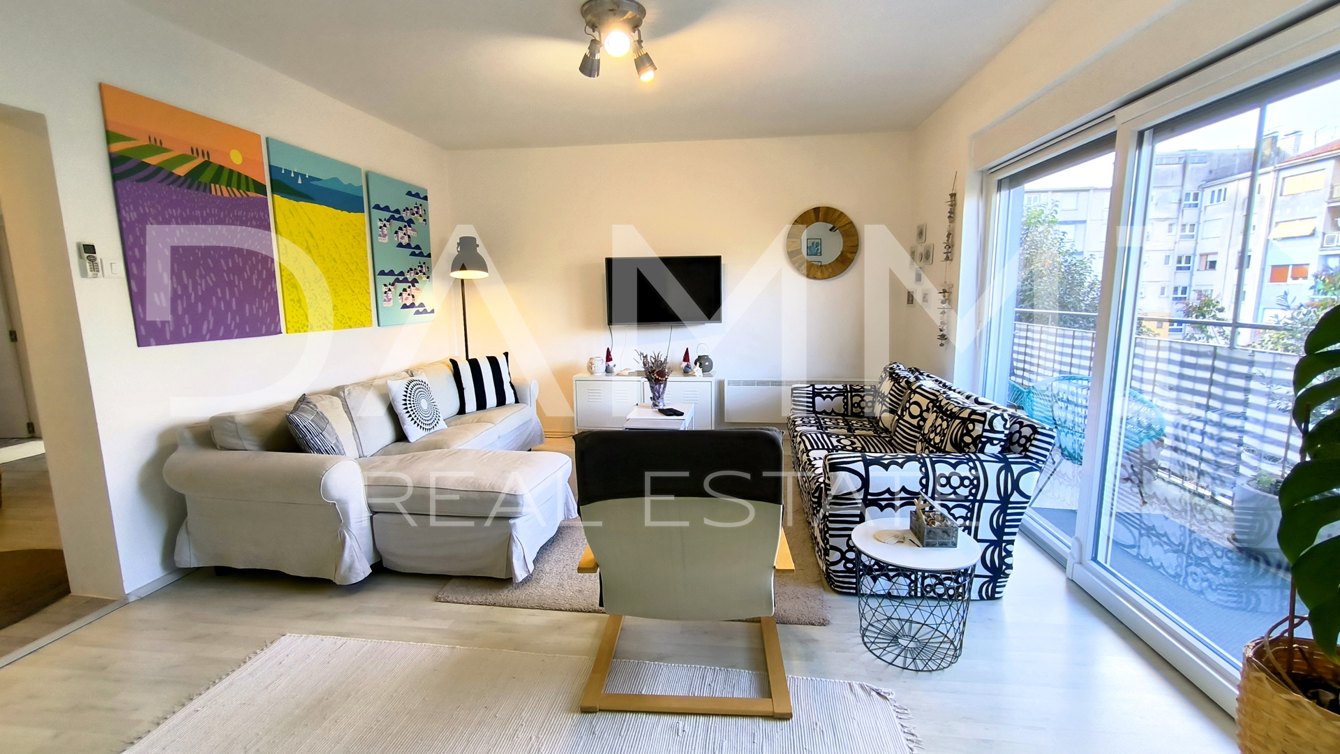 Pula&comma; centro ampio&comma; appartamento trilocale con garage