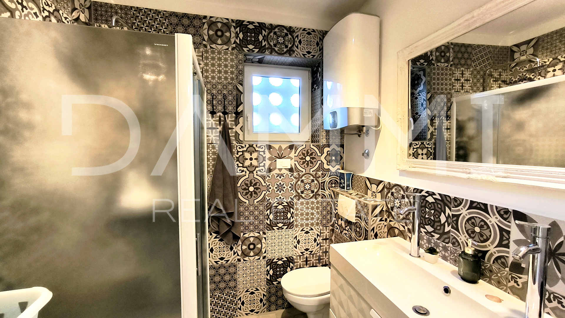 Pula&comma; centro ampio&comma; appartamento trilocale con garage