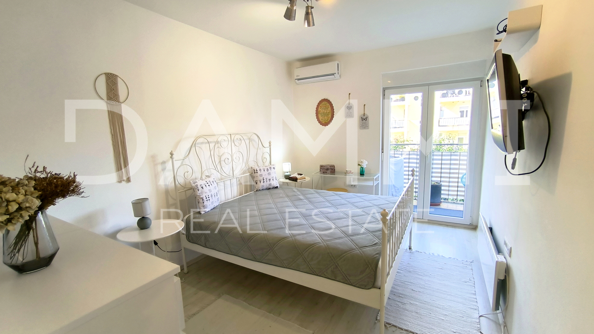 Pula&comma; centro ampio&comma; appartamento trilocale con garage