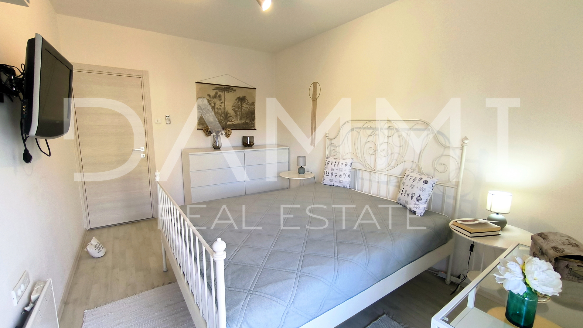 Pula&comma; centro ampio&comma; appartamento trilocale con garage