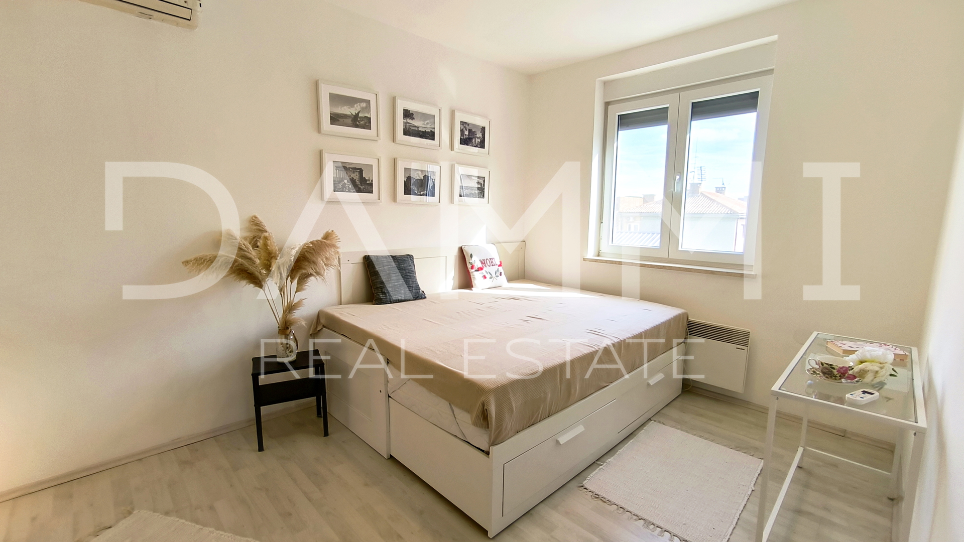 Pula&comma; centro ampio&comma; appartamento trilocale con garage