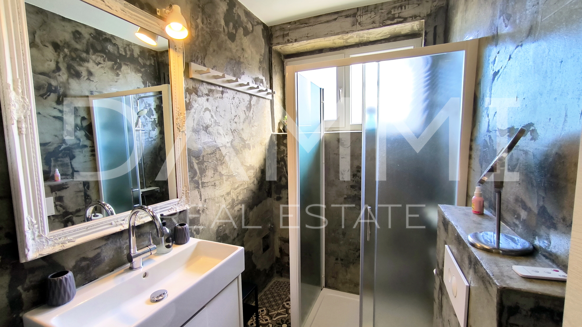 Pula&comma; centro ampio&comma; appartamento trilocale con garage