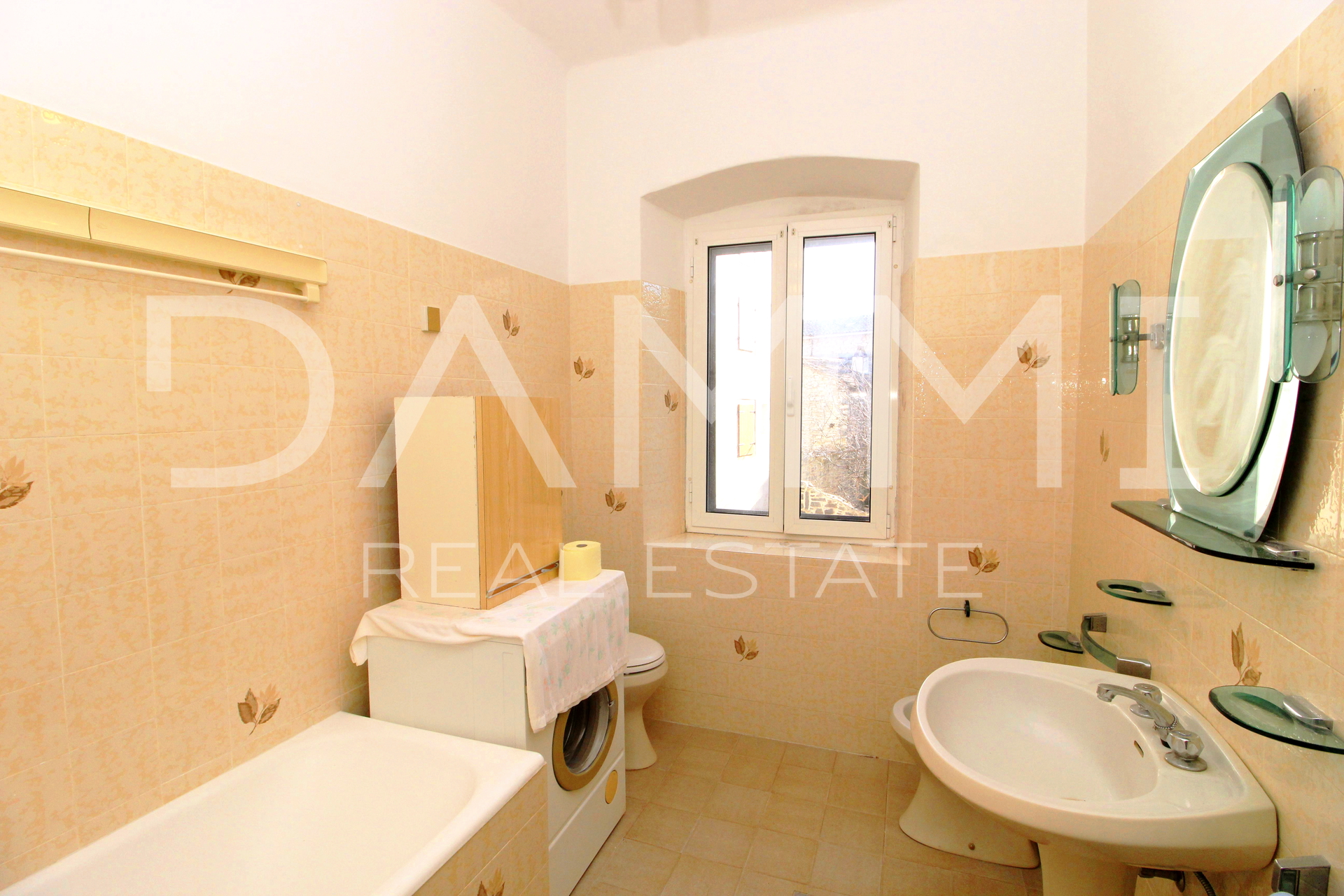 Bale&comma; Istra - ku&cacute;a s poslovnim prostorom&comma; savr&scaron;ena lokacija centar Bala