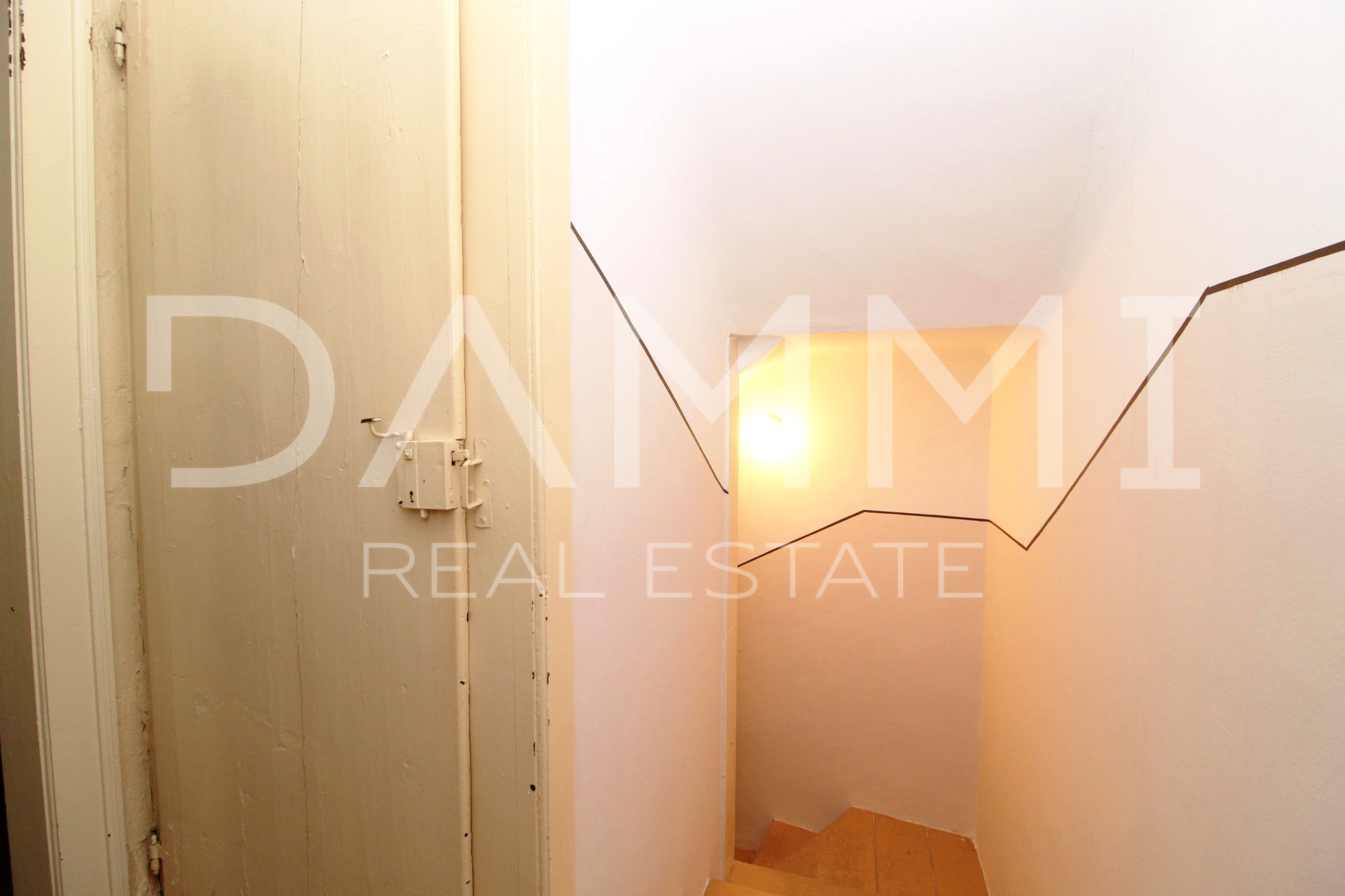 Bale&comma; Istra - ku&cacute;a s poslovnim prostorom&comma; savr&scaron;ena lokacija centar Bala