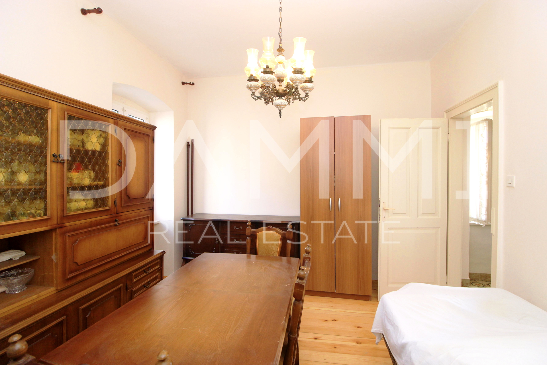 Bale&comma; Istra - ku&cacute;a s poslovnim prostorom&comma; savr&scaron;ena lokacija centar Bala