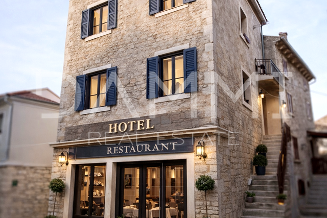 Bale, Istra - kuća s poslovnim prostorom, savršena lokacija centar Bala