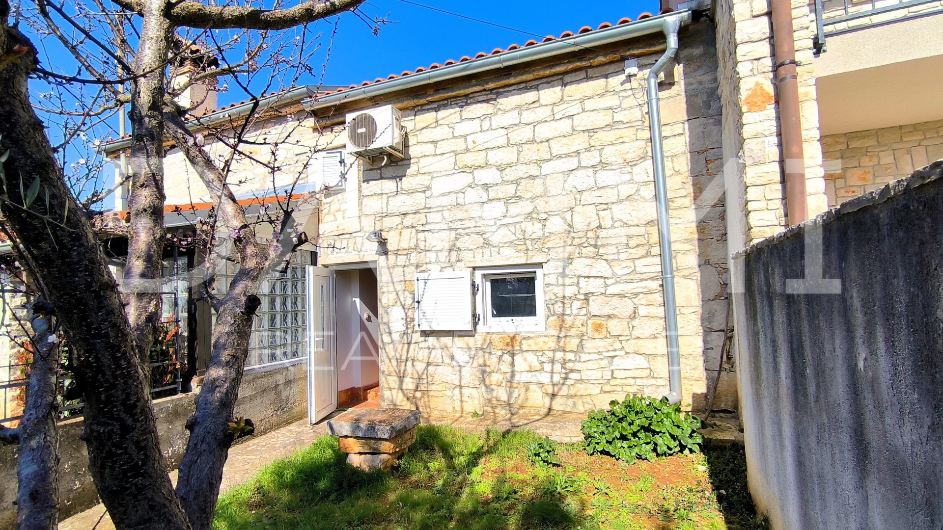 ISTRA&comma; MAR&Ccaron;ANA - renovirana istarska ku&cacute;a s lijepim dvori&scaron;tem&comma; blizina pla&zcaron;e