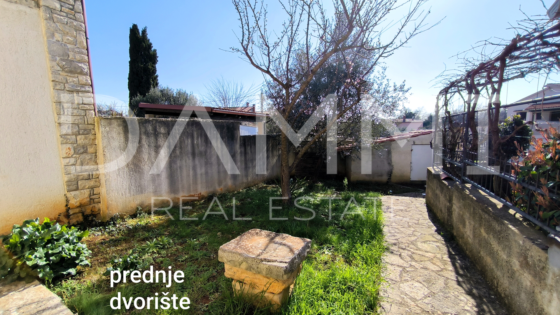 ISTRA&comma; MAR&Ccaron;ANA - renovirana istarska ku&cacute;a s lijepim dvori&scaron;tem&comma; blizina pla&zcaron;e