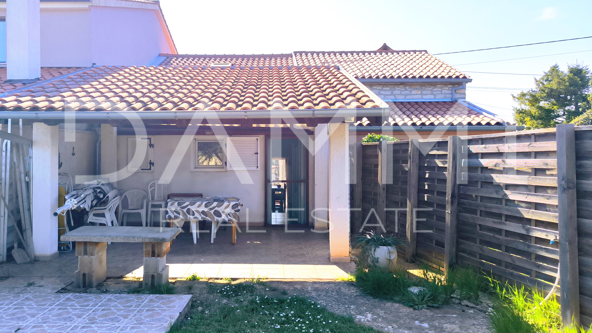 ISTRA&comma; MAR&Ccaron;ANA - renovirana istarska ku&cacute;a s lijepim dvori&scaron;tem&comma; blizina pla&zcaron;e