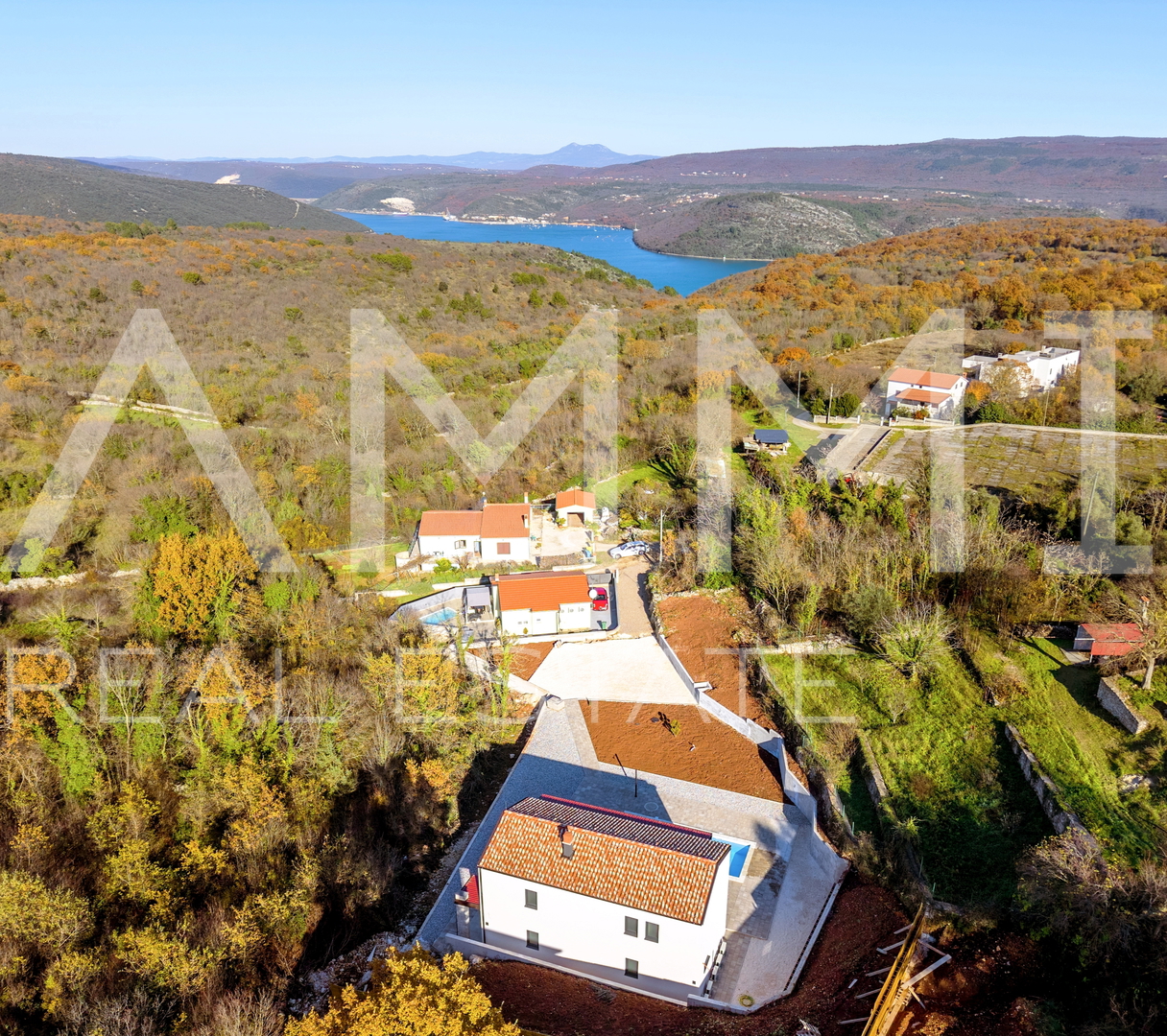 Istra&comma; Rakalj- moderna vila s bazenom&comma; pogled more