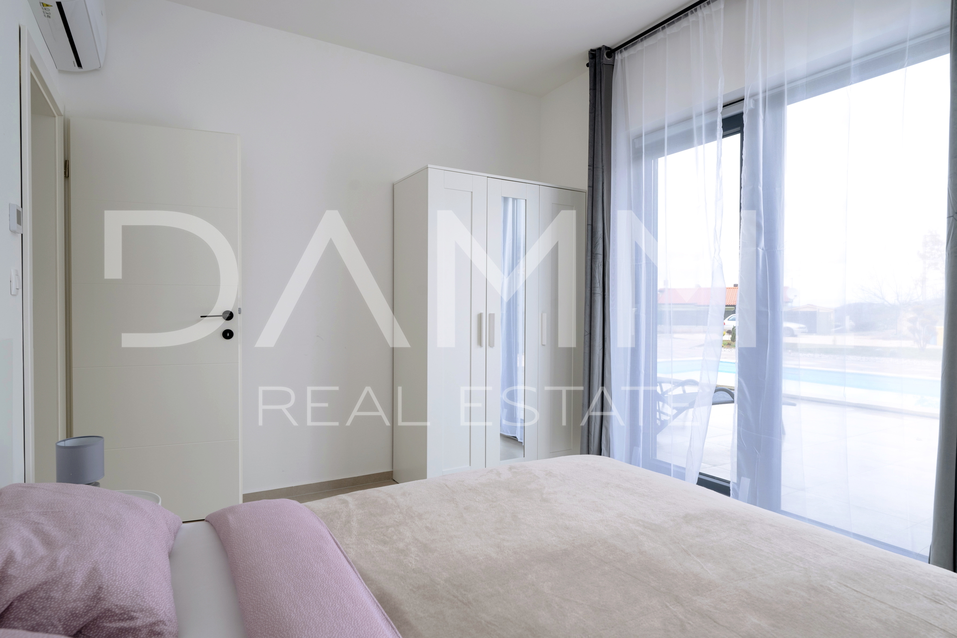 Istra&comma; Rakalj- moderna vila s bazenom&comma; pogled more