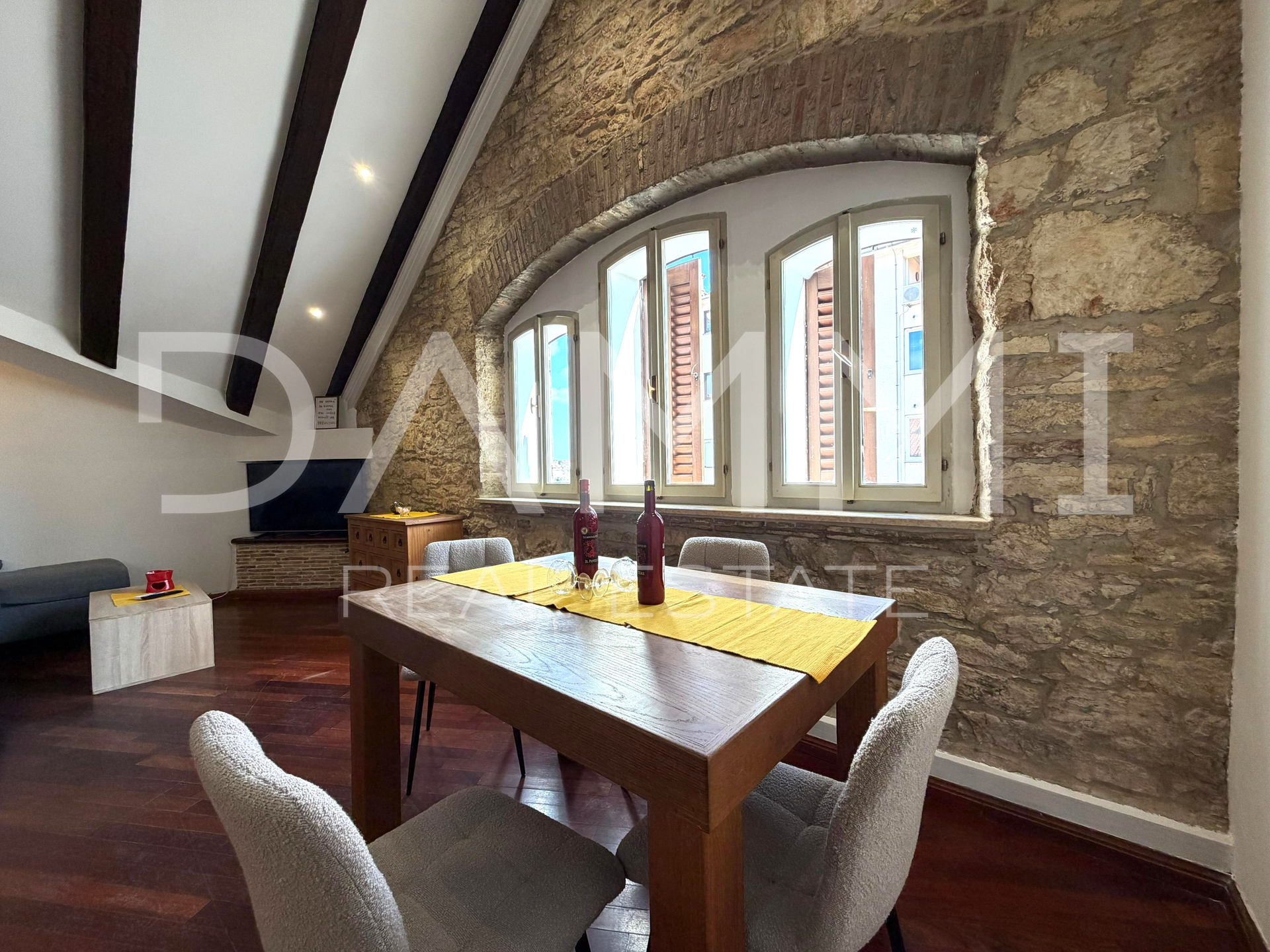 Pula&comma; Stoja&comma; ure&dstrok;en stan na odli&ccaron;noj lokaciji