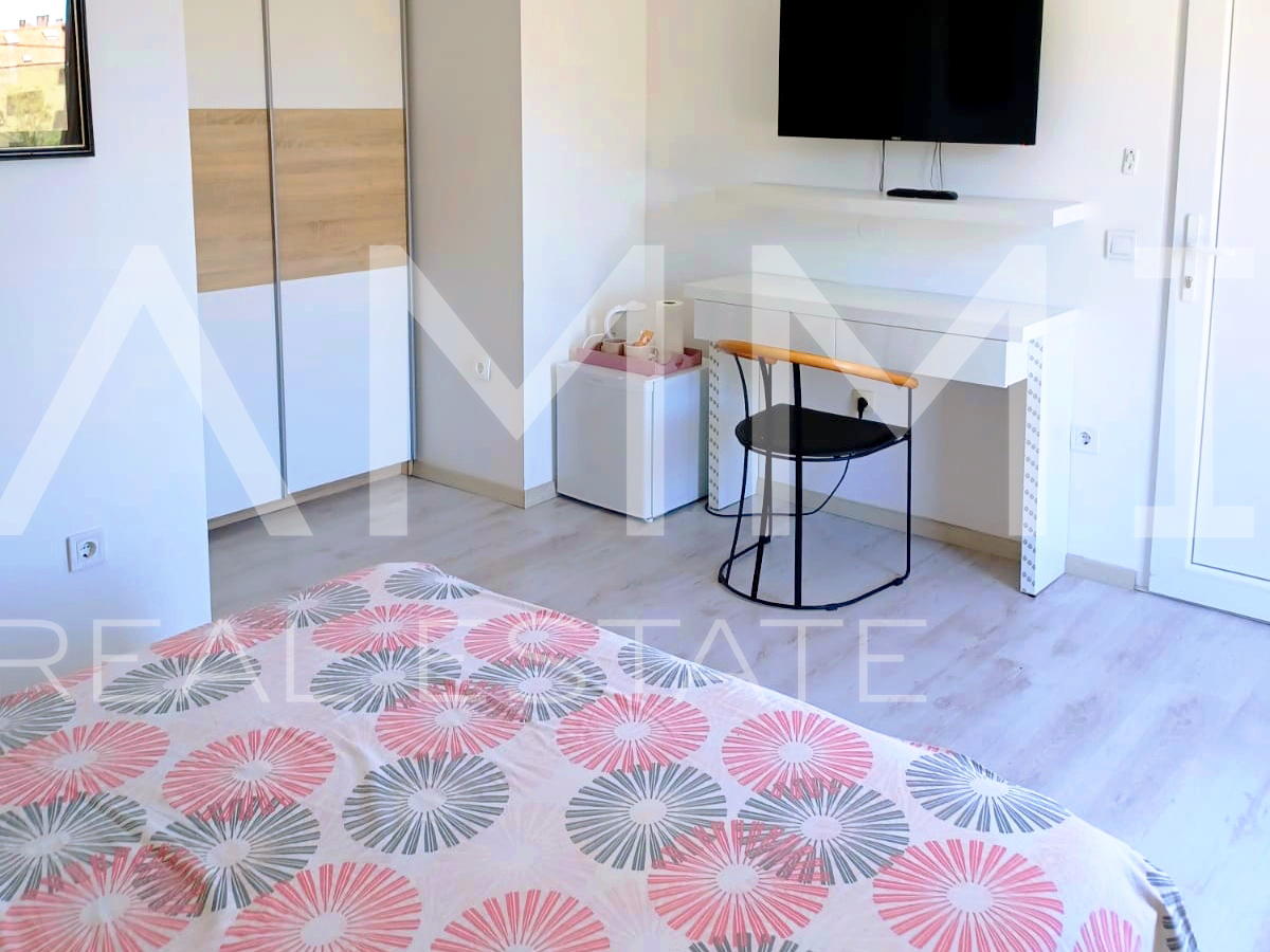 Istra&comma; Umag - samostoje&cacute;a apartmanska ku&cacute;a&comma; 100 m od pla&zcaron;e&comma; pogled more