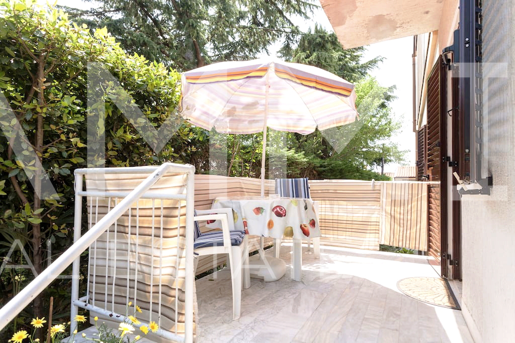 Istra&comma; Umag - samostoje&cacute;a apartmanska ku&cacute;a&comma; 100 m od pla&zcaron;e&comma; pogled more