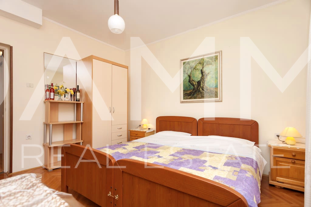 Istra&comma; Umag - samostoje&cacute;a apartmanska ku&cacute;a&comma; 100 m od pla&zcaron;e&comma; pogled more