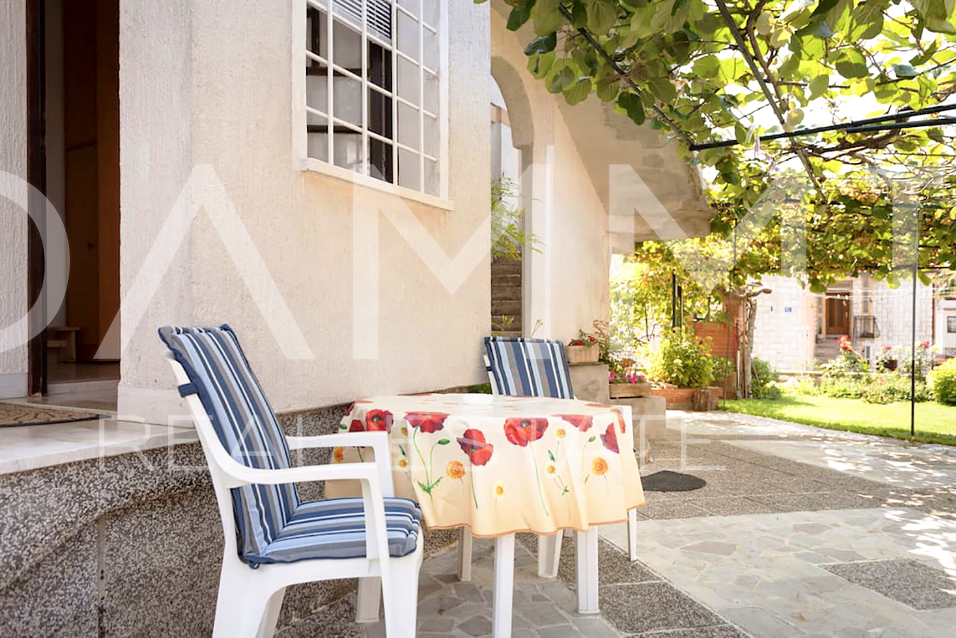 Istra&comma; Umag - samostoje&cacute;a apartmanska ku&cacute;a&comma; 100 m od pla&zcaron;e&comma; pogled more