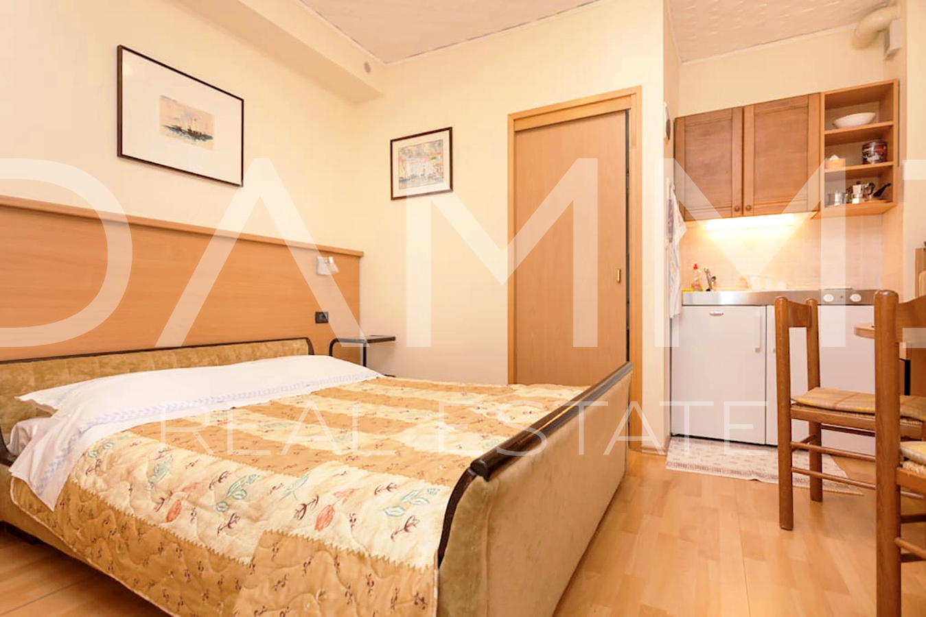 Istra&comma; Umag - samostoje&cacute;a apartmanska ku&cacute;a&comma; 100 m od pla&zcaron;e&comma; pogled more