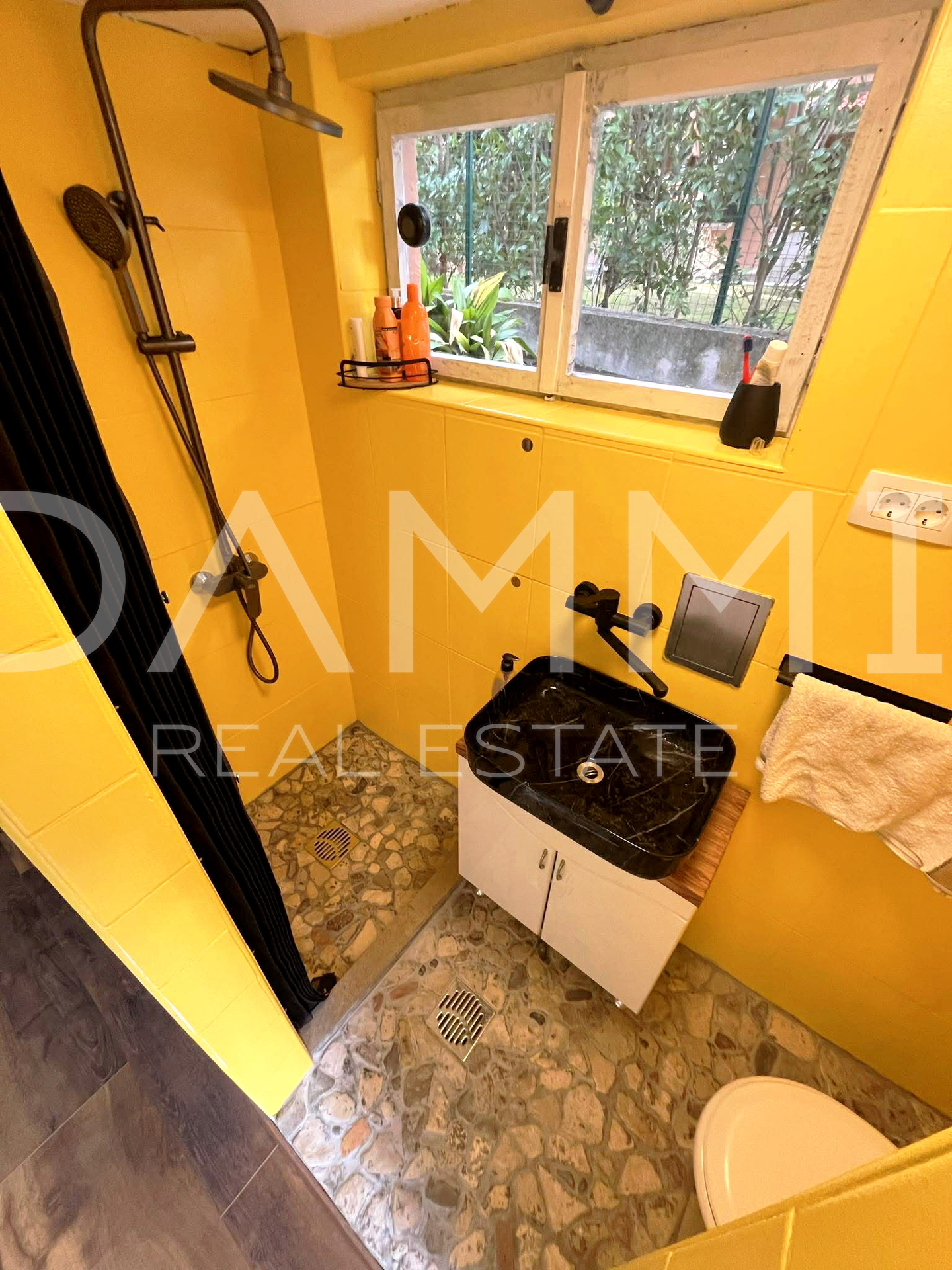 Istra&comma; Umag - casa indipendente con appartamenti&comma; a 100 m dalla spiaggia&comma; vista mare