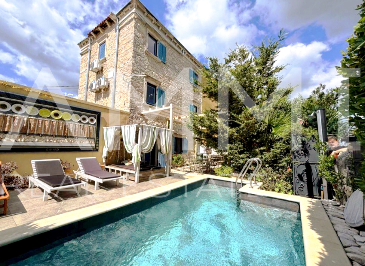 Istra&comma; Krnica - &scaron;armantna kamena ku&cacute;a sa bazenom