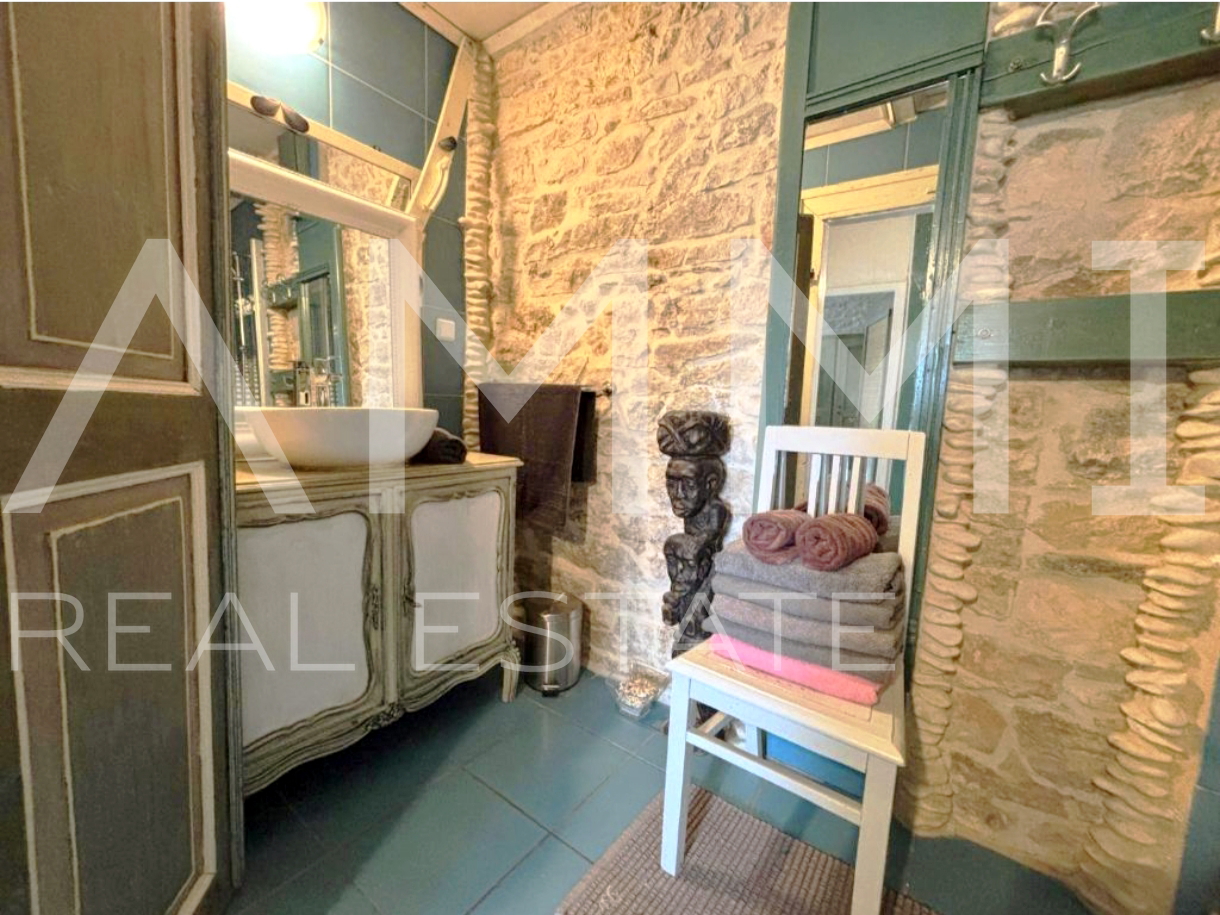 Istra&comma; Krnica - &scaron;armantna kamena ku&cacute;a sa bazenom