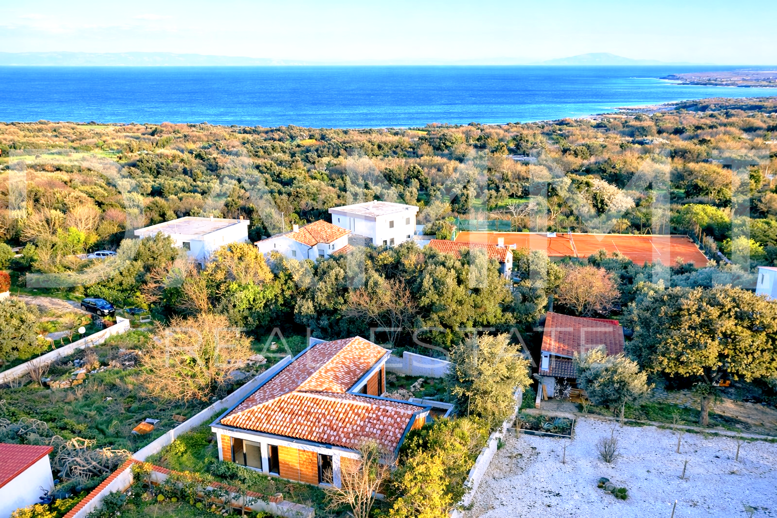 Istra&comma; Li&zcaron;njan - casa con piscina in fase di grezzo