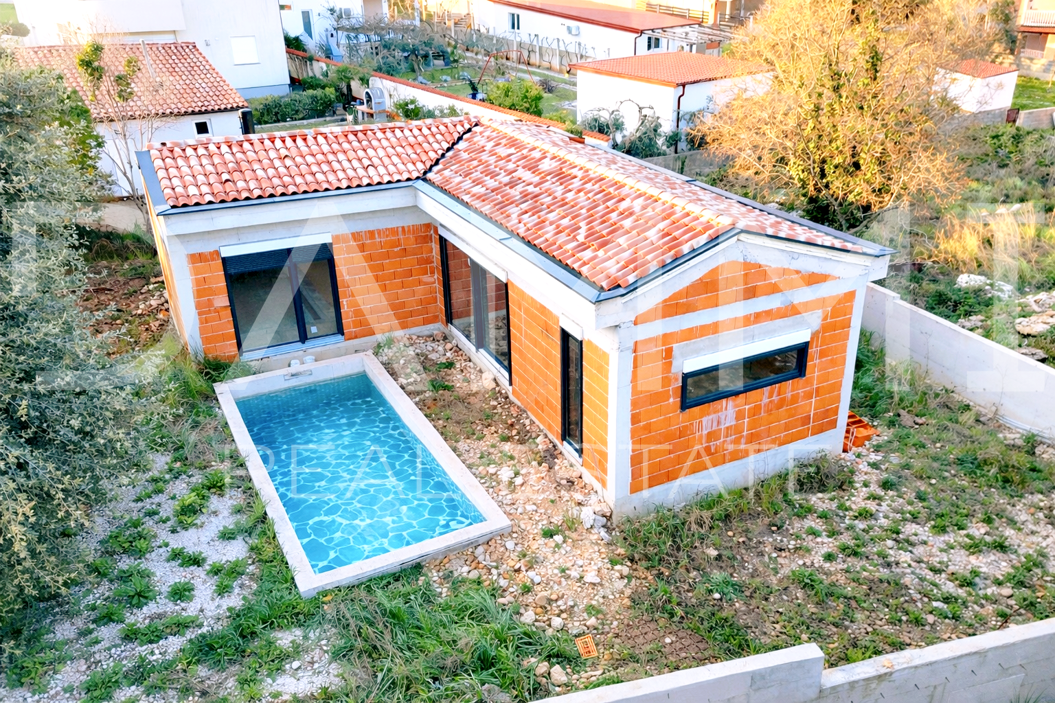 Istra&comma; Li&zcaron;njan - casa con piscina in fase di grezzo