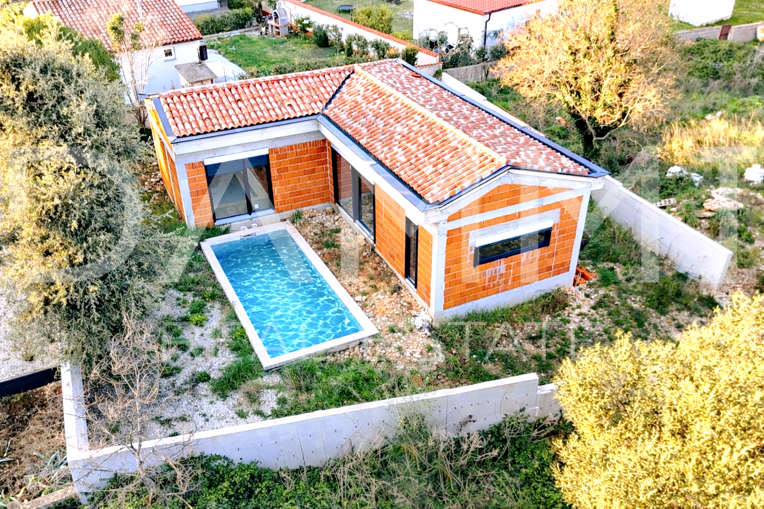 Istra&comma; Li&zcaron;njan - casa con piscina in fase di grezzo