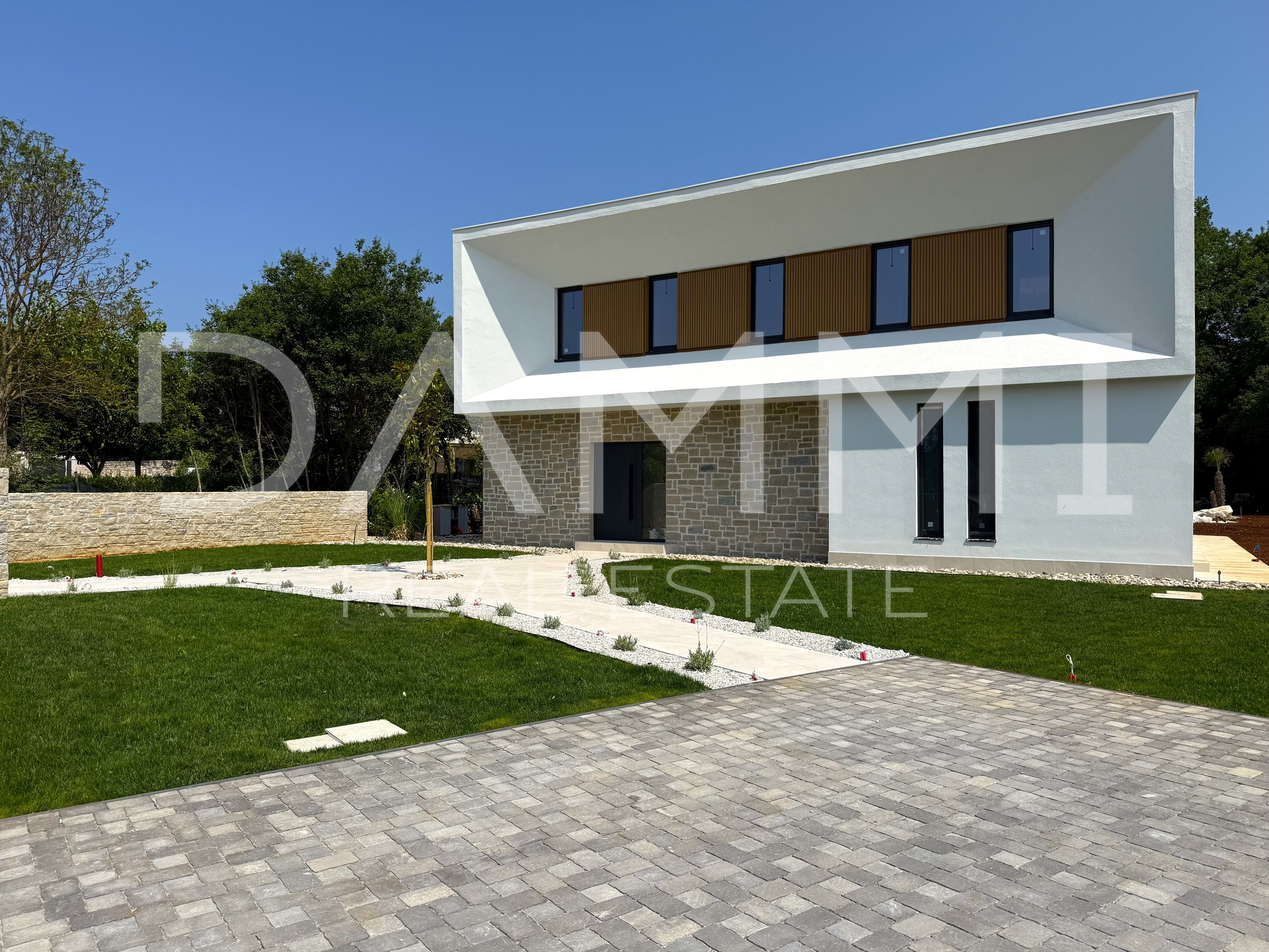 ISTRA, TINJAN - Moderne Villa mit einzigartigem Pool und Padelplatz