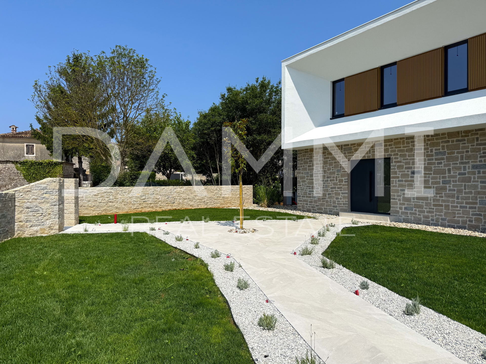 ISTRA, TINJAN - Moderne Villa mit einzigartigem Pool und Padelplatz