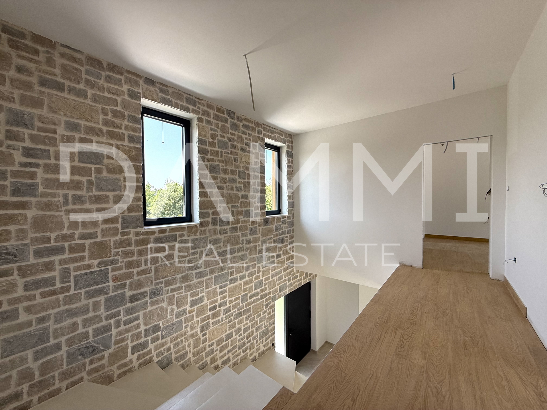 ISTRA, TINJAN - Moderne Villa mit einzigartigem Pool und Padelplatz