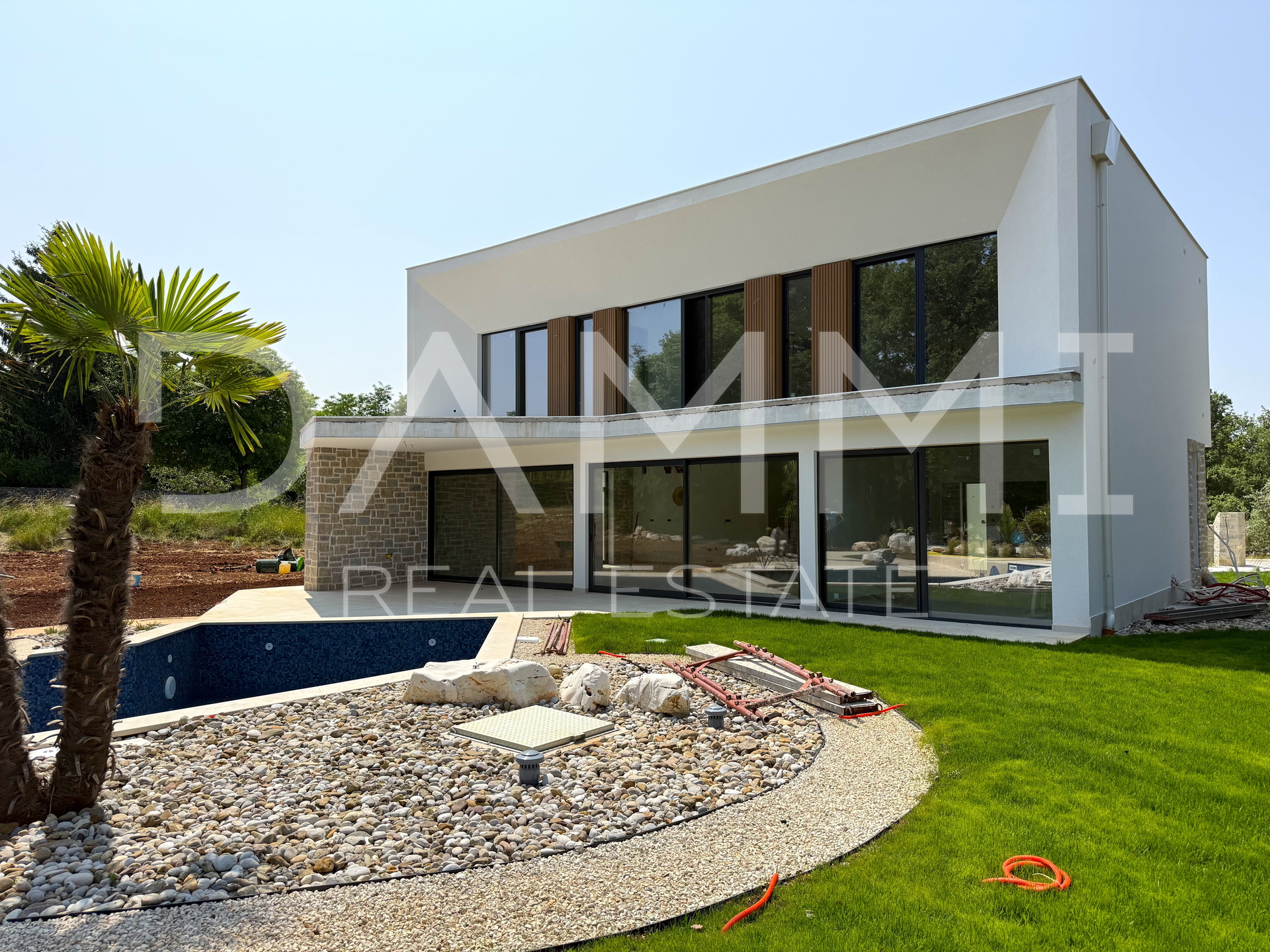 ISTRA, TINJAN - Moderne Villa mit einzigartigem Pool und Padelplatz