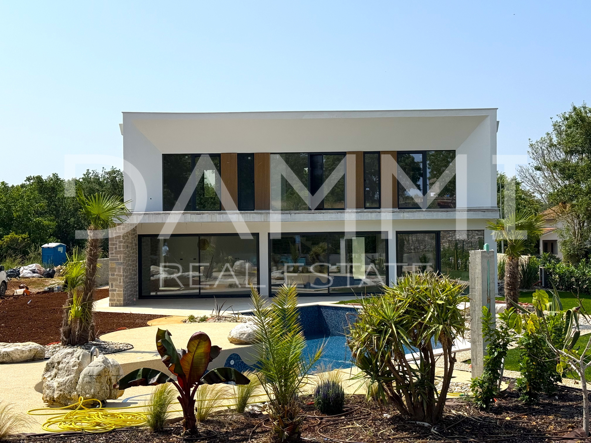 ISTRA, TINJAN - Moderne Villa mit einzigartigem Pool und Padelplatz