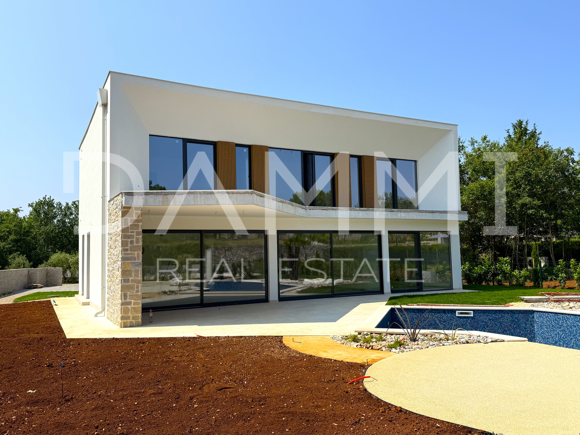 ISTRA, TINJAN - Moderne Villa mit einzigartigem Pool und Padelplatz