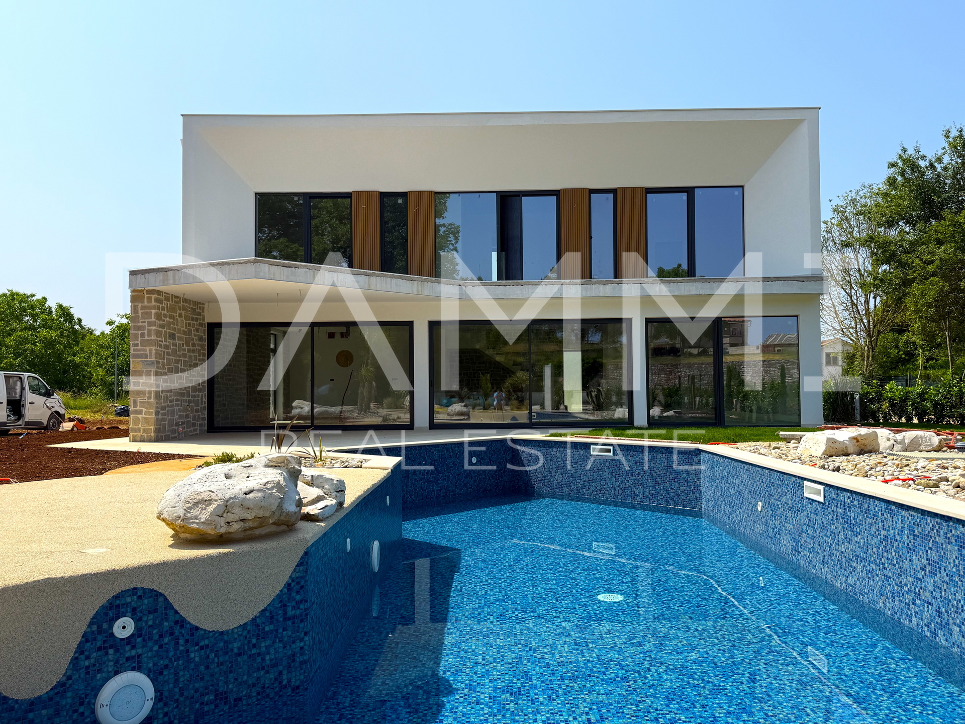 ISTRA, TINJAN - Moderne Villa mit einzigartigem Pool und Padelplatz