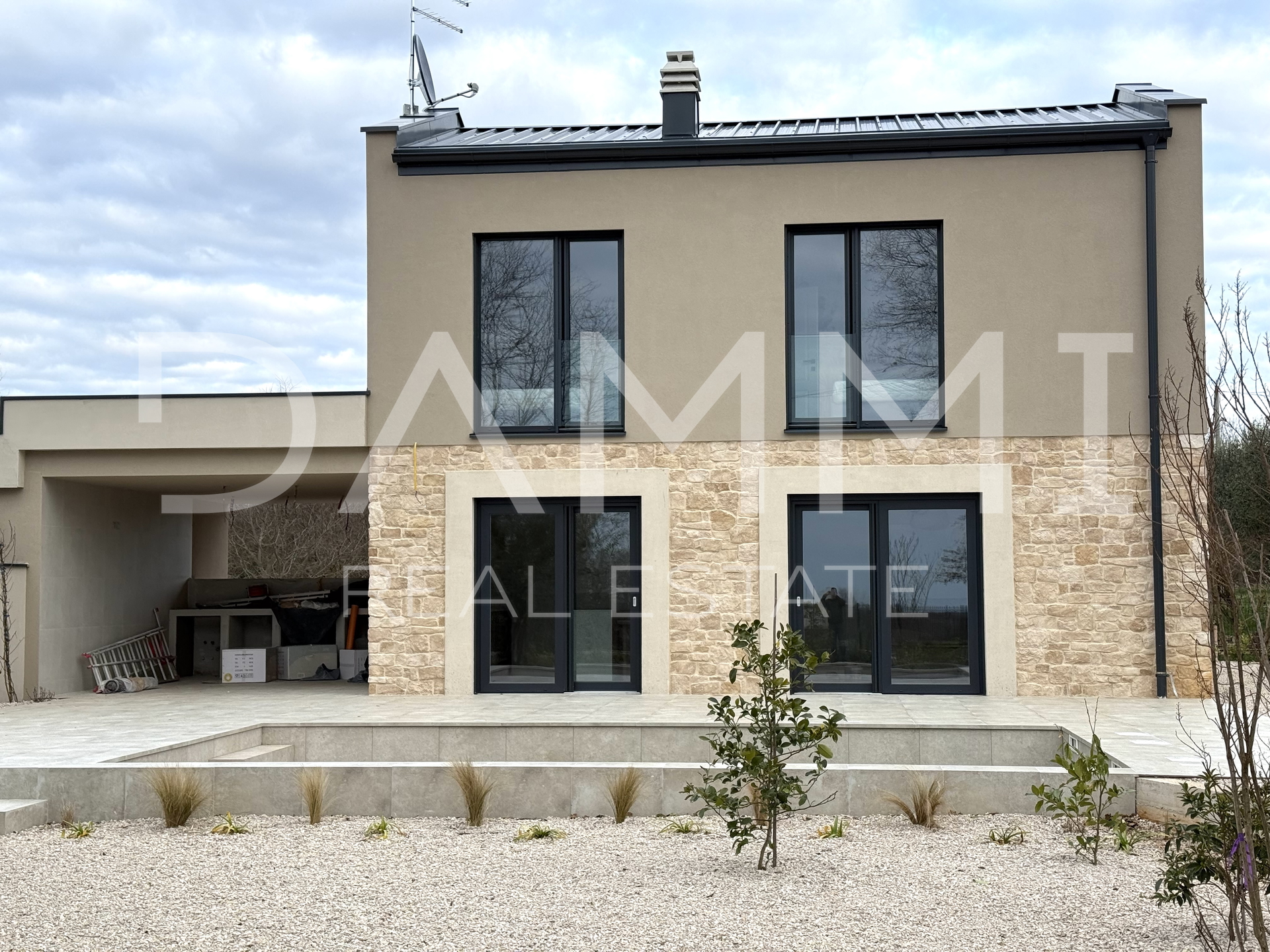 ISTRA&comma; NOVIGRAD - Nova dvojna ku&cacute;a s bazenom na mirnoj lokaciji