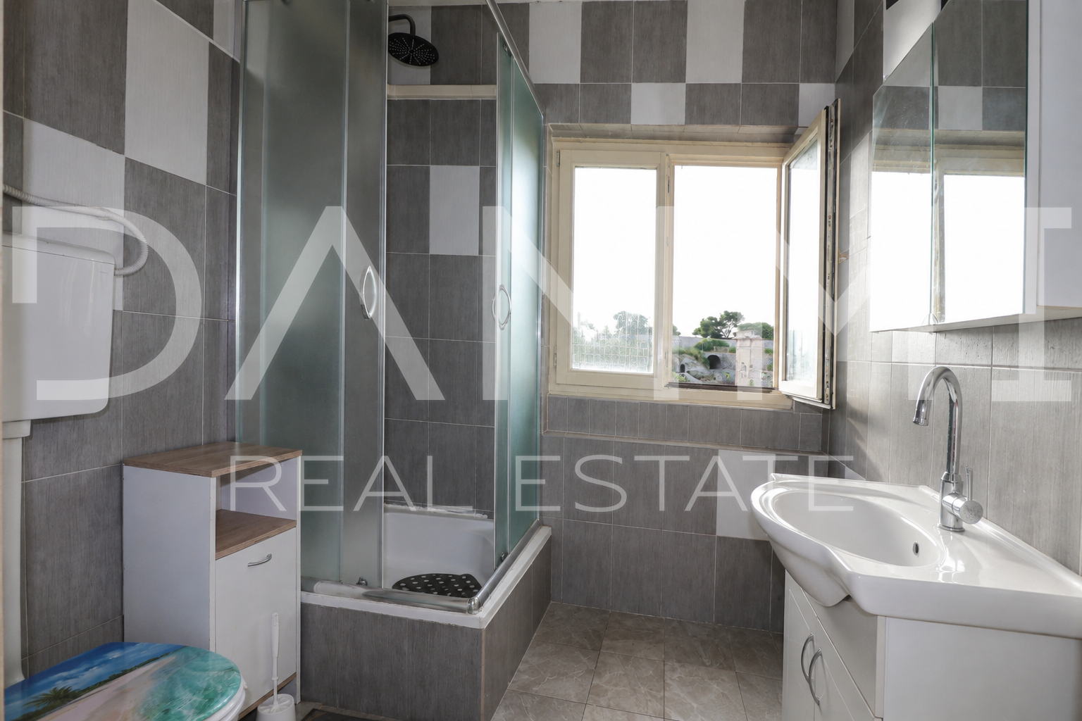 PULA &ndash; STROGI CENTAR&comma; 62&comma;74 m&sup2; &ndash; POGLED NA GRAD I MORE&comma; PARKIRNO MJESTO na raspolaganju