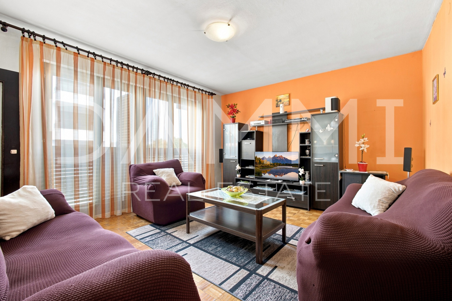 Pula&comma; three-room apartment in the city center with parking