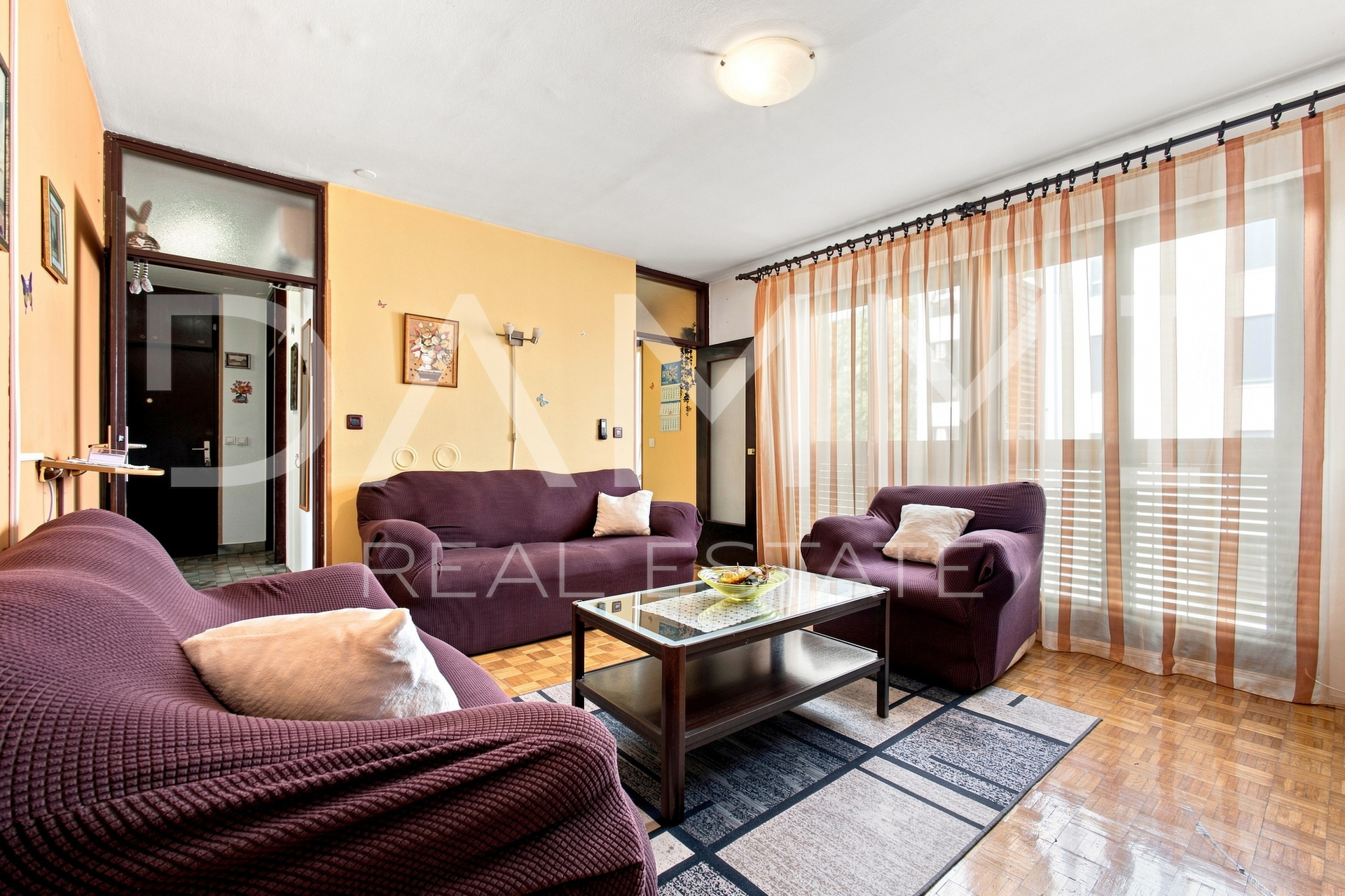 Pula&comma; three-room apartment in the city center with parking