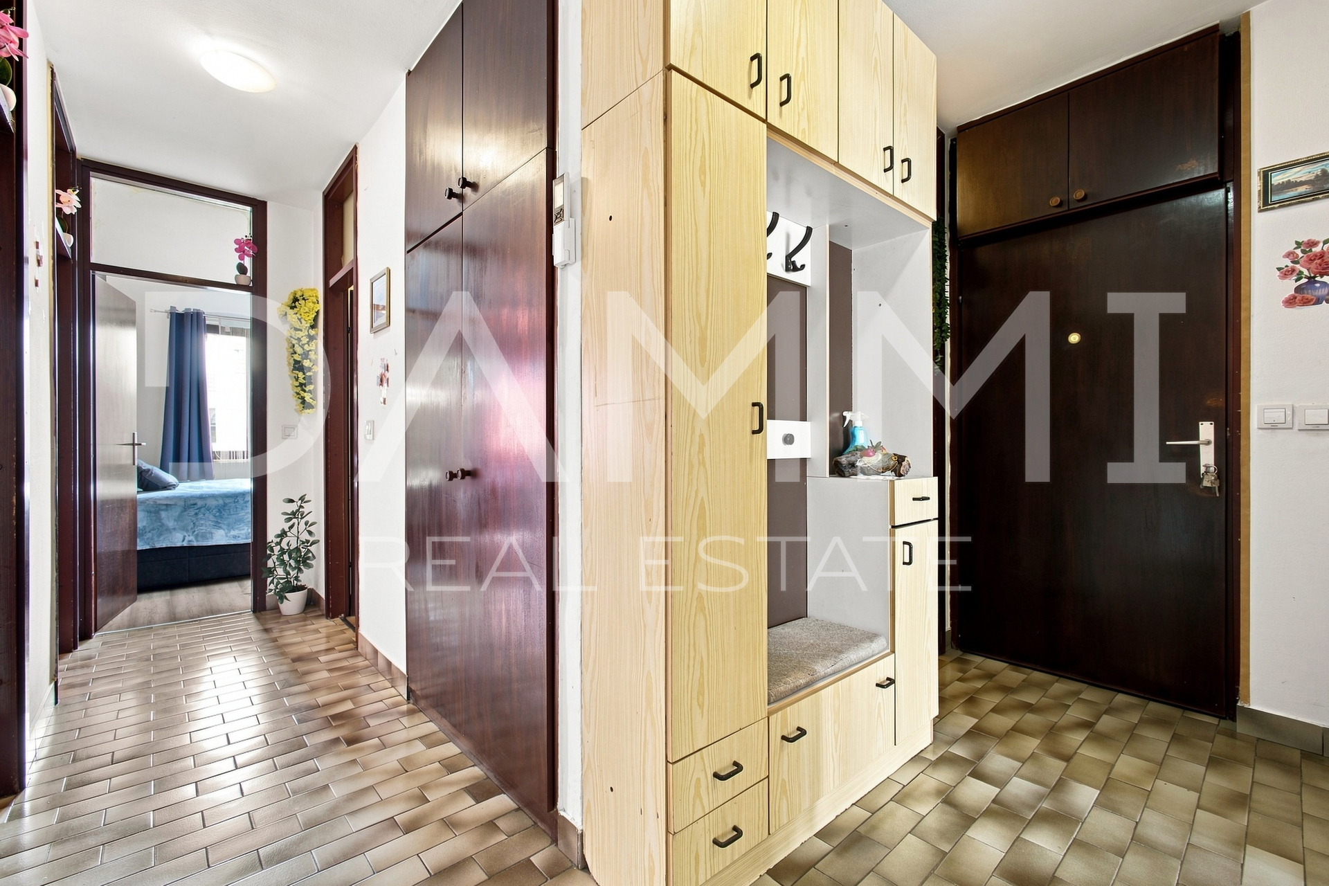 Pula&comma; three-room apartment in the city center with parking