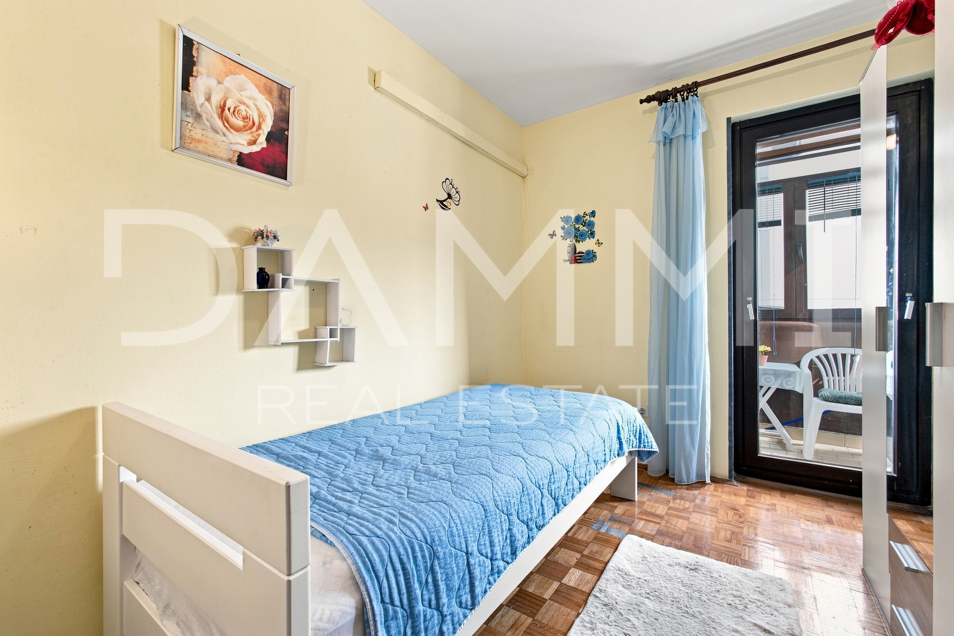 Pula&comma; three-room apartment in the city center with parking