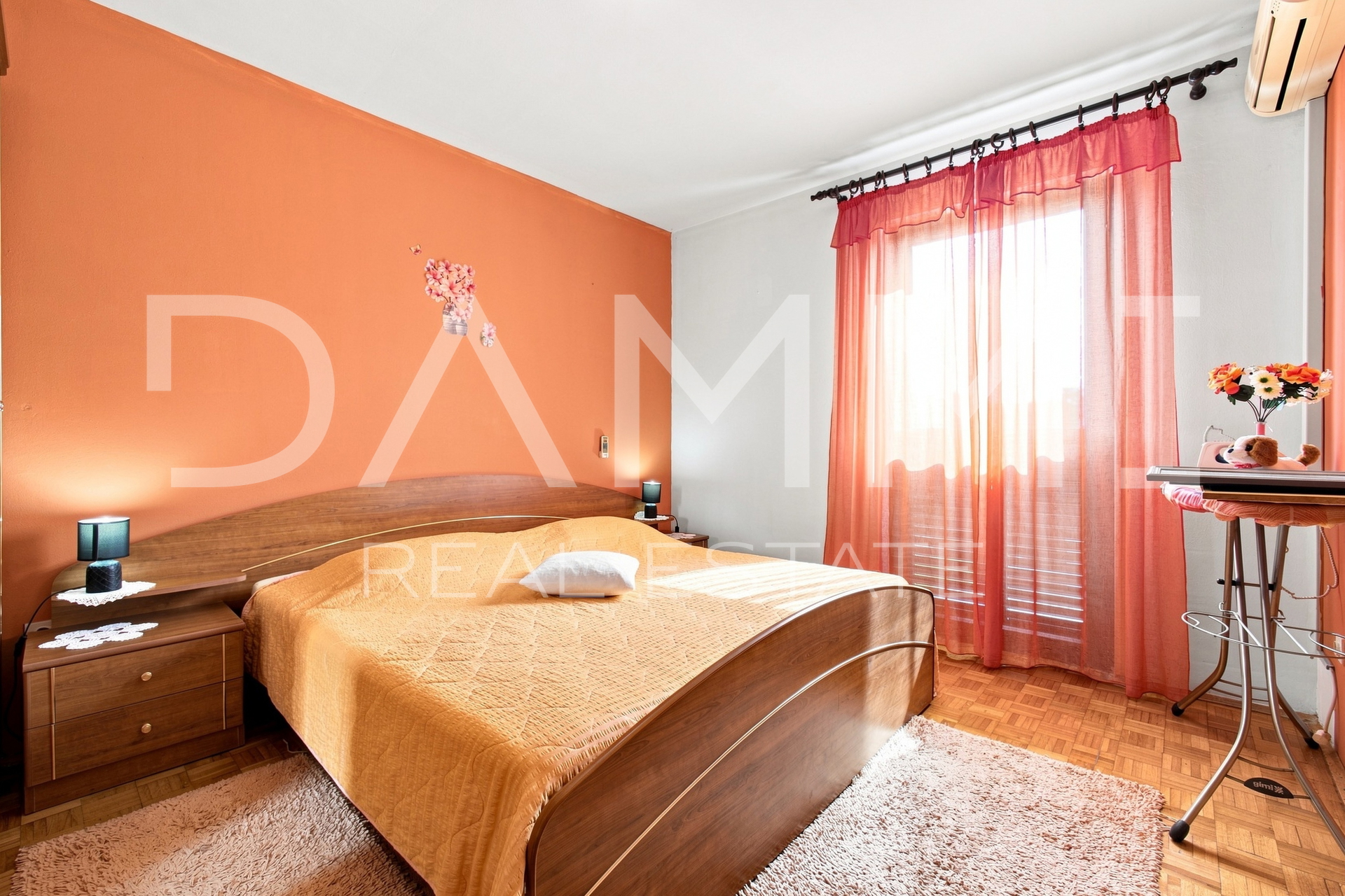 Pula&comma; three-room apartment in the city center with parking