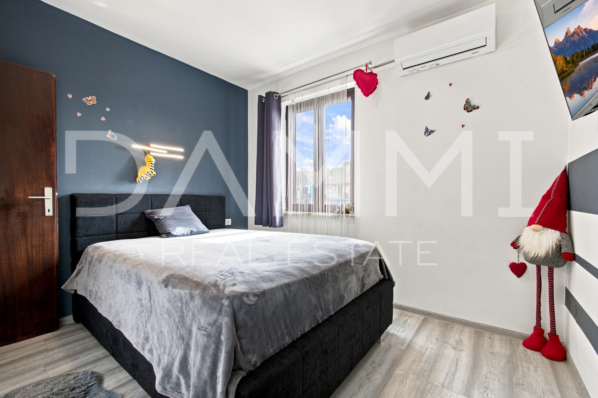 Pula&comma; three-room apartment in the city center with parking
