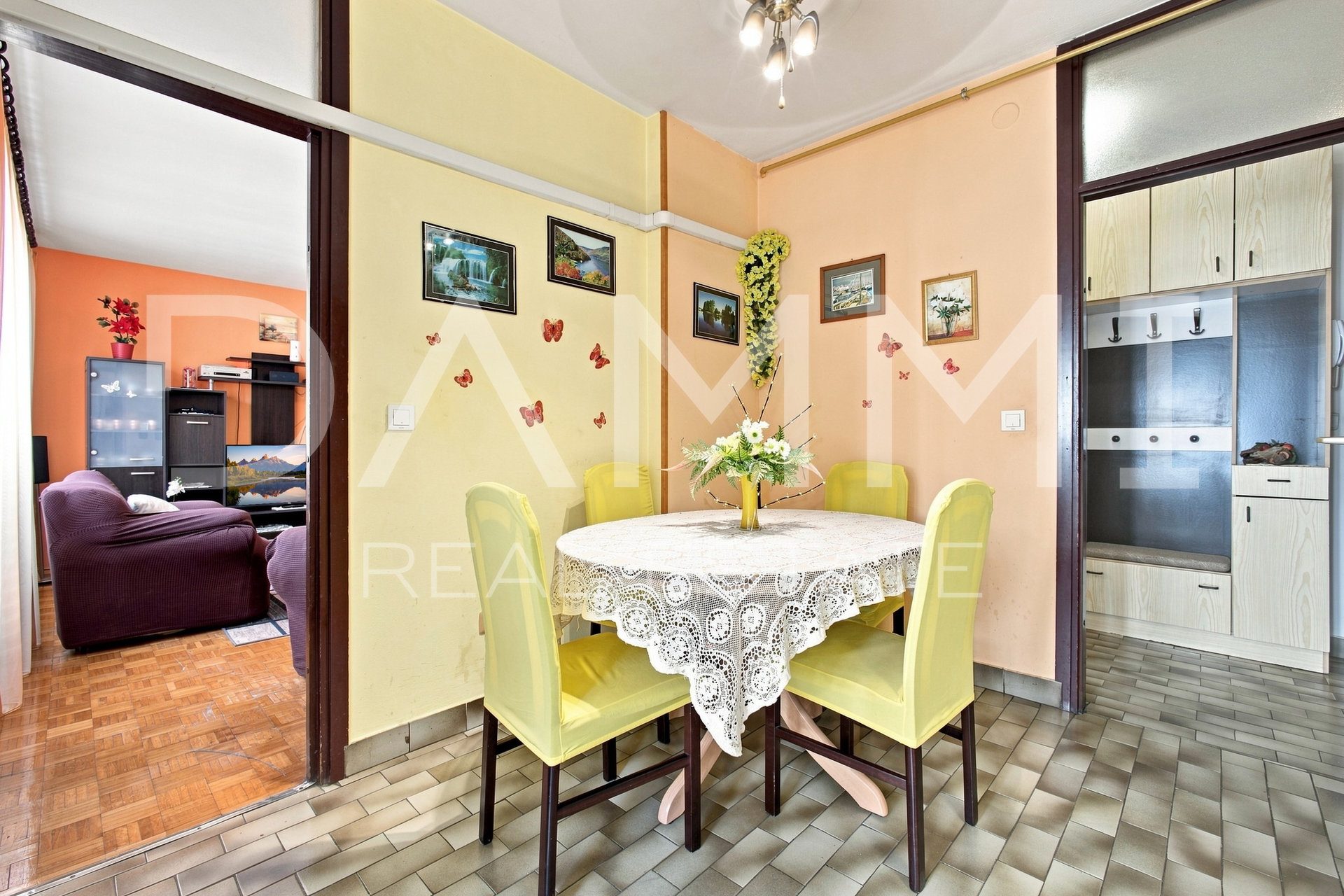 Pula&comma; three-room apartment in the city center with parking