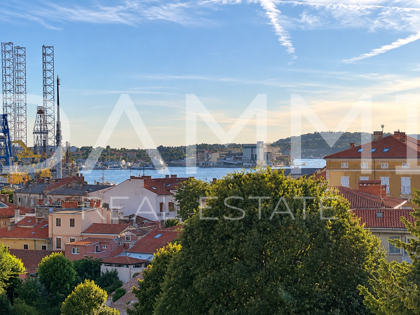 PULA &ndash; STROGI CENTAR&comma; 62&comma;74 m&sup2; &ndash; POGLED NA GRAD I MORE&comma; PARKIRNO MJESTO na raspolaganju