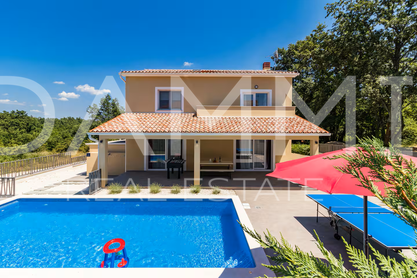 Istra&comma; Svetvin&ccaron;enat&comma; lijepa ku&cacute;a s bazenom u zelenilu